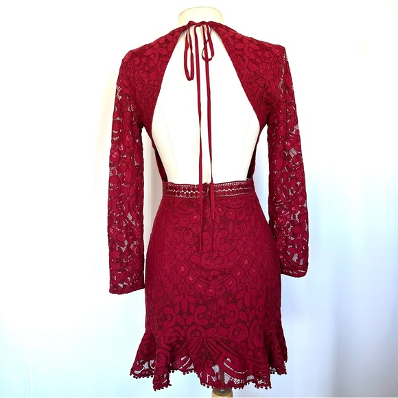 TWO SISTERS THE LABEL MEDINDIE RED LACE BACKLESS MINI DRESS W/FLUTTER HEM SzL - Picture 4 of 16